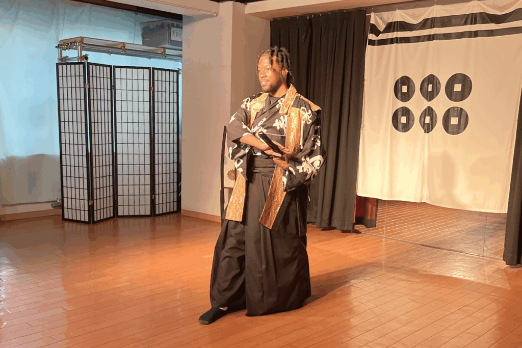 外国人観光客が侍体験をしている様子 – Samurai experience in Japan